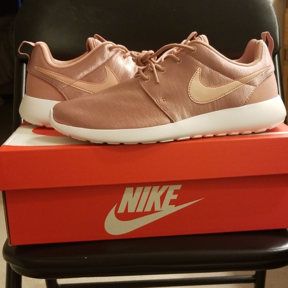 NWB Women's Nike Roshe One